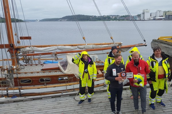Hansen Protection sponser Frelsesarmeens prosjekt "Frisk seilas" med seilklær og redningsvester 